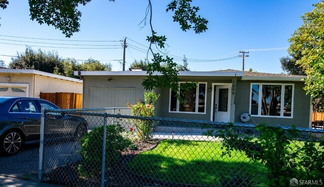 Building Photo - 1099 Bradford Dr