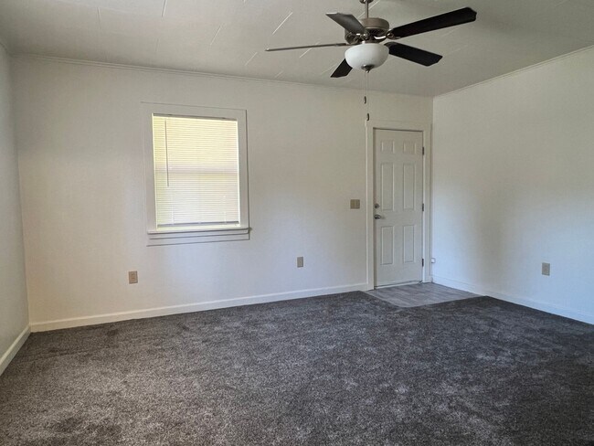 Building Photo - 1321 Tamarack St