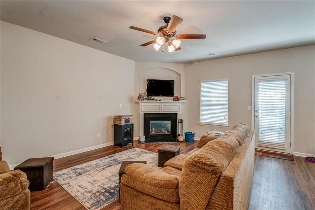 Building Photo - 208 Hidden Creek Pt