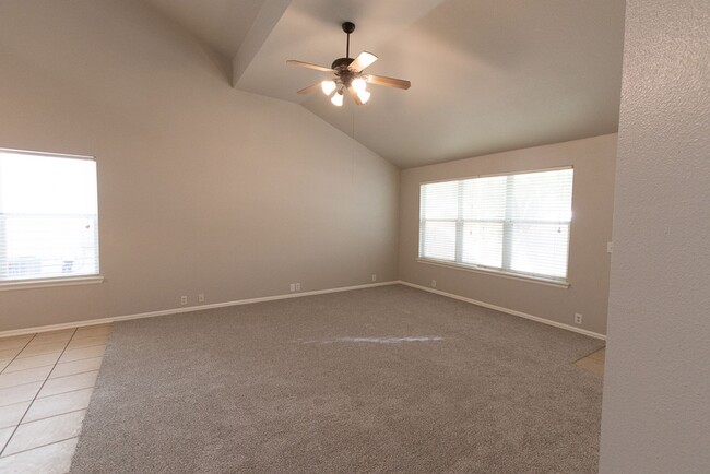 Building Photo - SPACIOUS 4 BEDROOM 2.5 BATH FEATURING MAST...