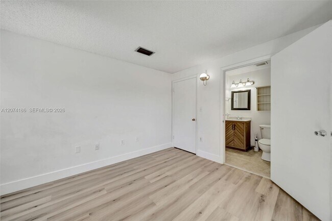 Building Photo - 777 SW 9th Ave