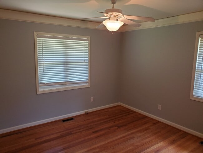 Building Photo - 2212 Crestwood Dr