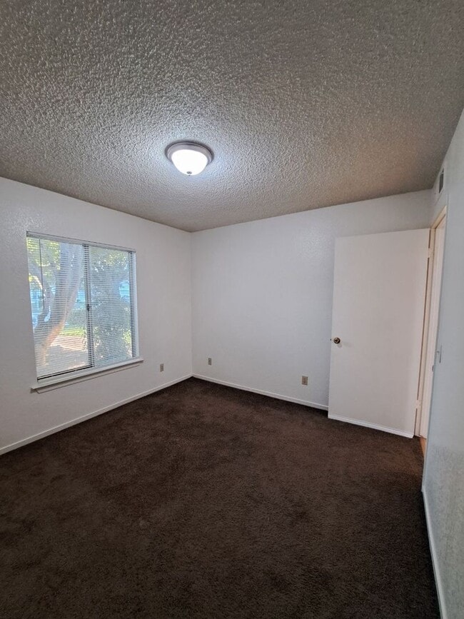 Building Photo - Charming Fresno Home with Beautiful Curb Appeal!