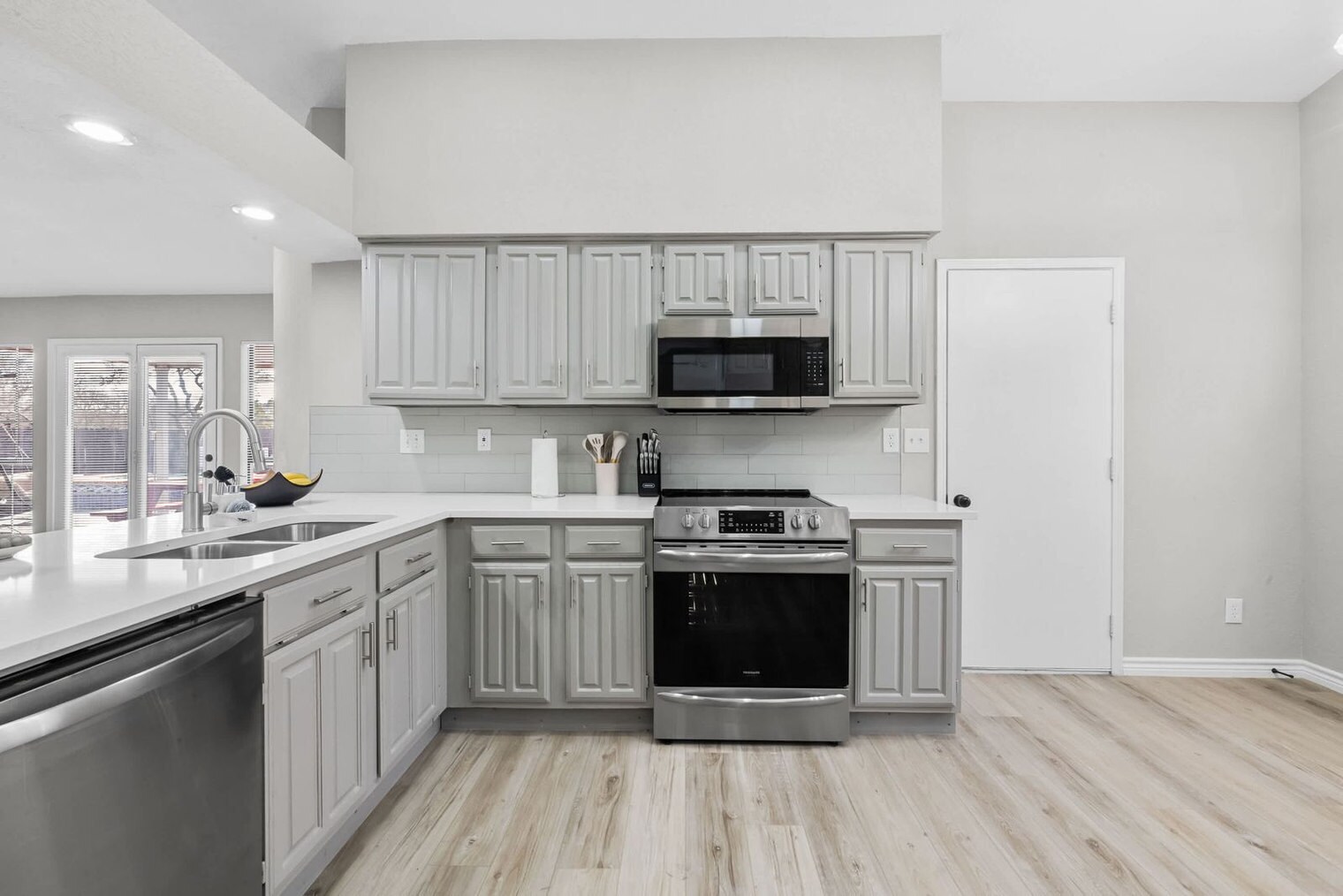 Building Photo - 1040 Eagle Dr