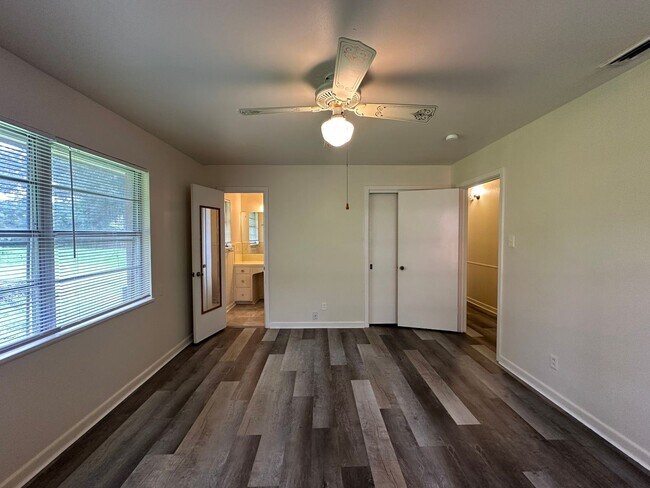Building Photo - 2725 Tanglewood Dr