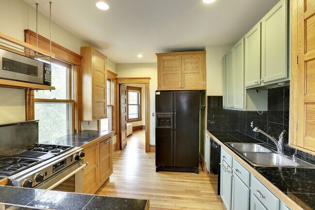 Building Photo - 3302 Harriet Ave