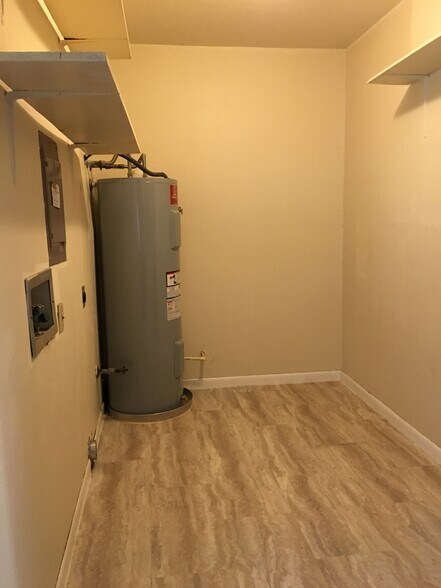 laundry room - 5629 Cross Timbers Dr
