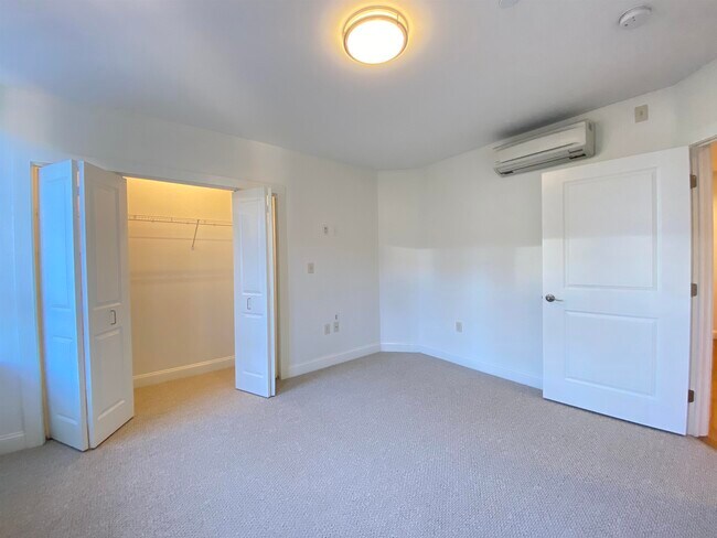 Building Photo - 875 Elm St
