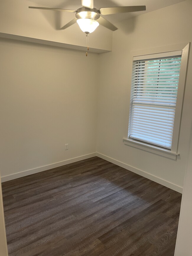 Well sized Master Bedroom - 811 Douglas St
