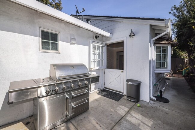 Building Photo - Great home next to Hoover Park
