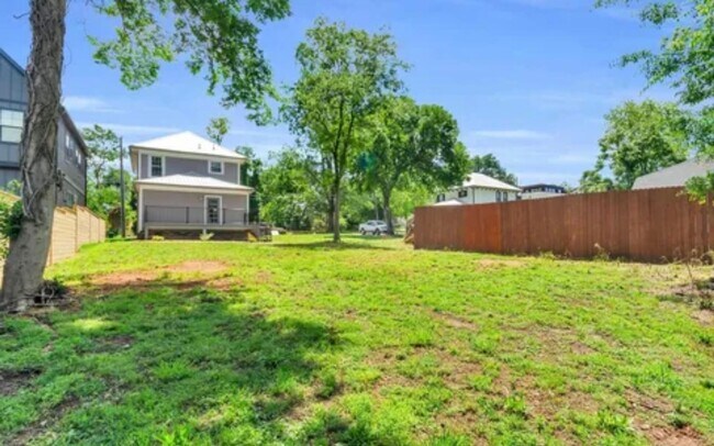 Building Photo - Gorgeous 3/2 Located 1 Block From Downtown Greenville!