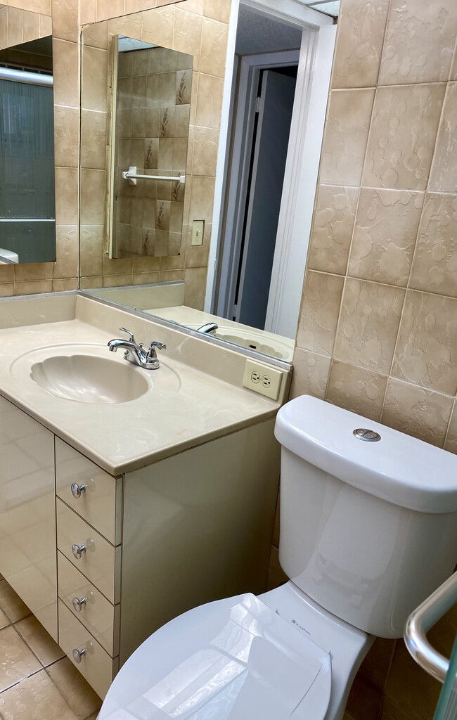 2nd bathroom - 1750 W 46th St
