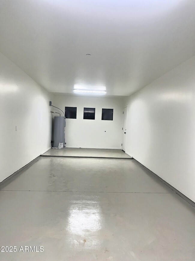 Building Photo - 2502 E Paradise Ln