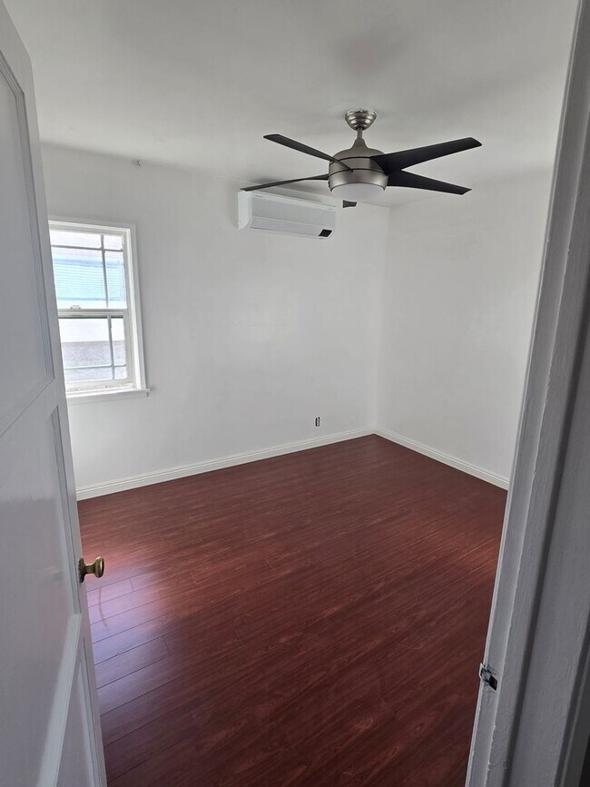 Building Photo - BEAUTIFUL COZY 2 BED 1 BATH HOUSE!