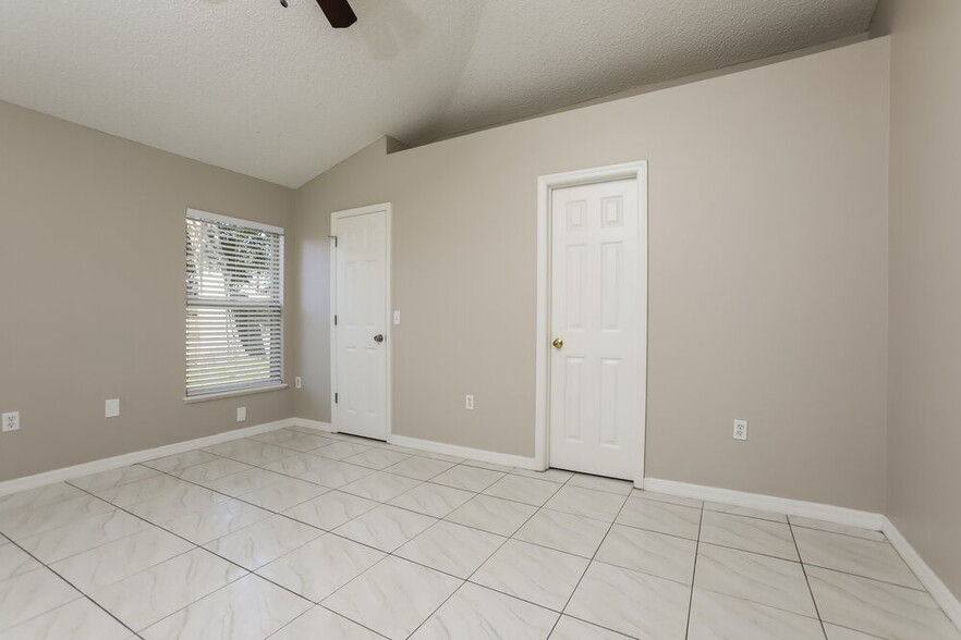 Building Photo - 470 Breezeway Dr