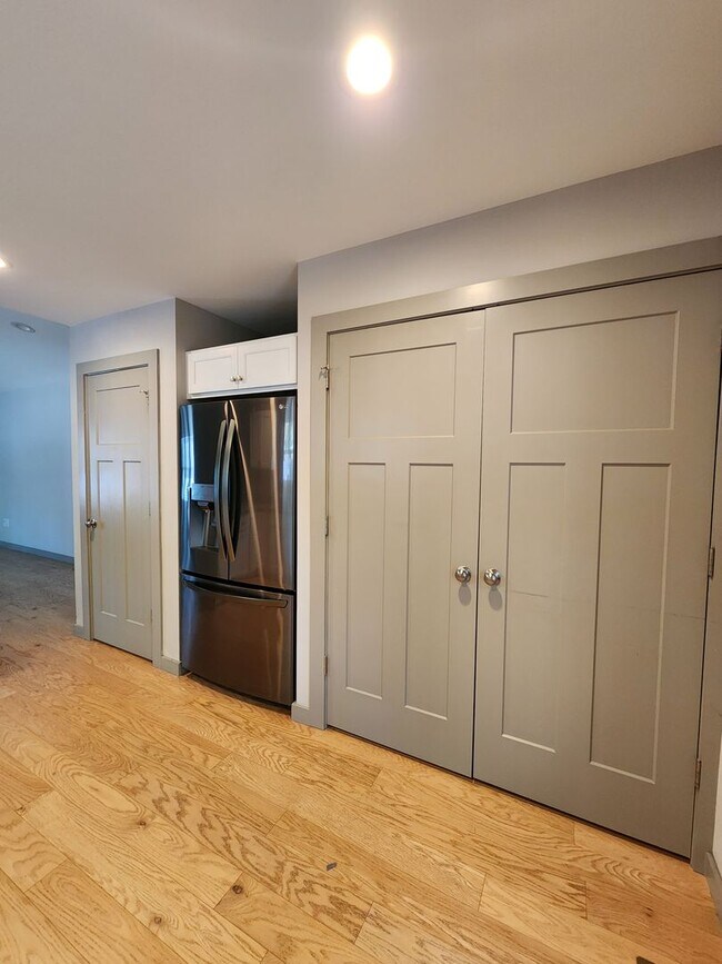 Building Photo - Asheville Rental!