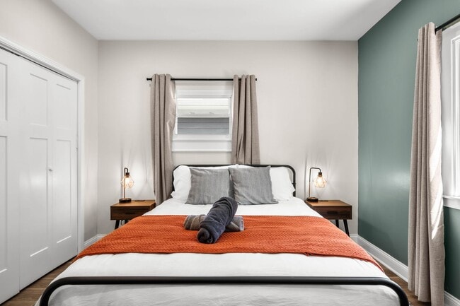 Building Photo - 1215 N Warman Ave