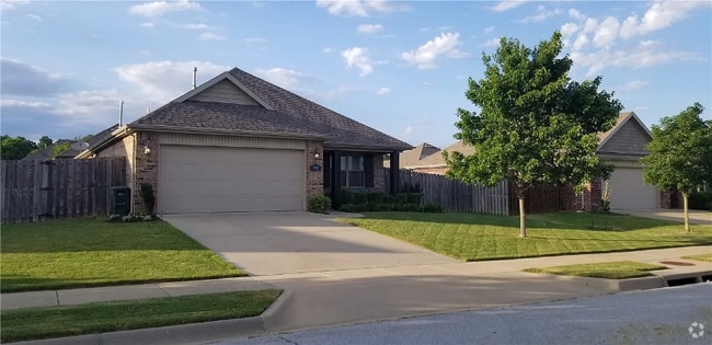 Building Photo - 2900 W Millstone Dr