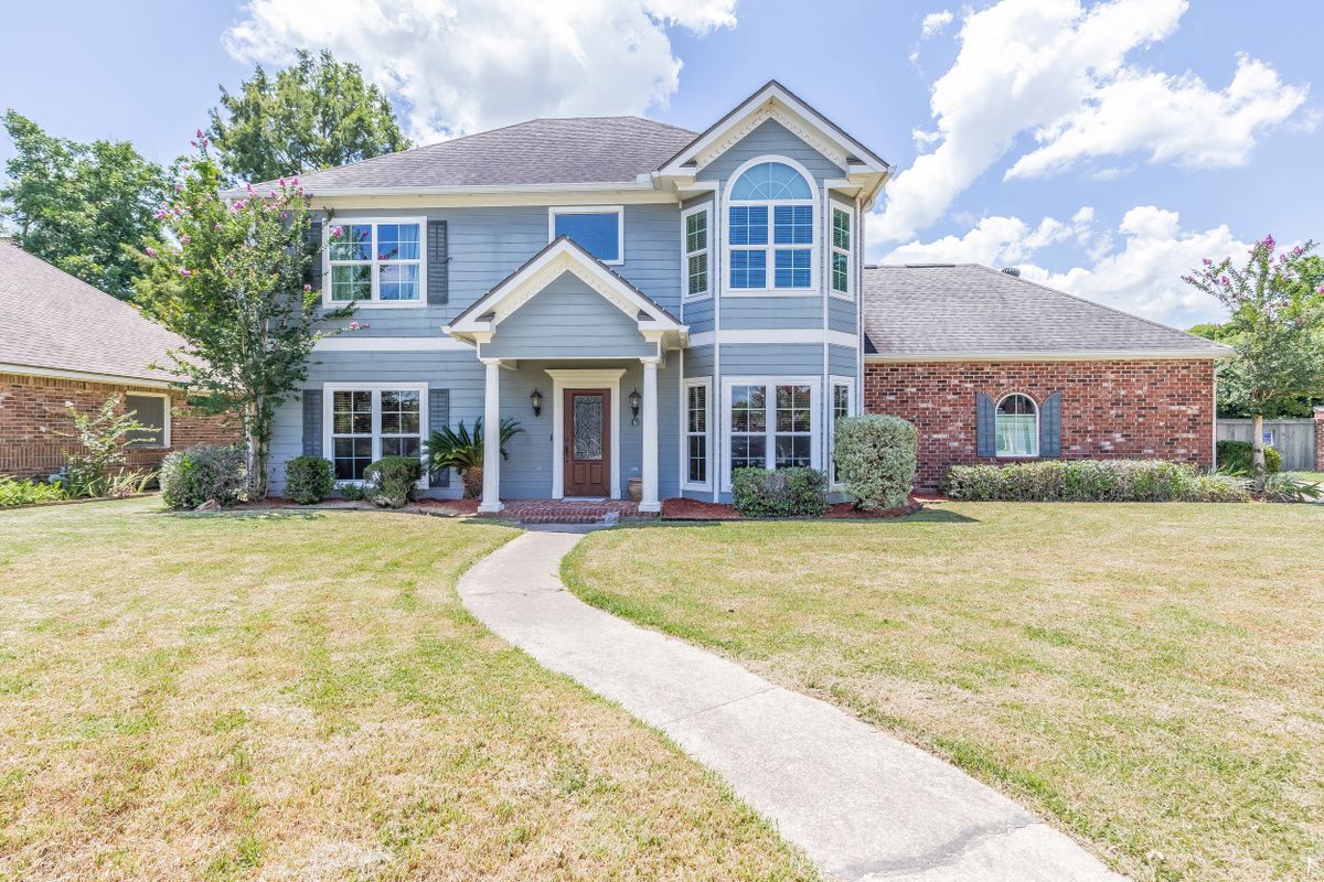 Building Photo - 300 Oak Hollow Dr
