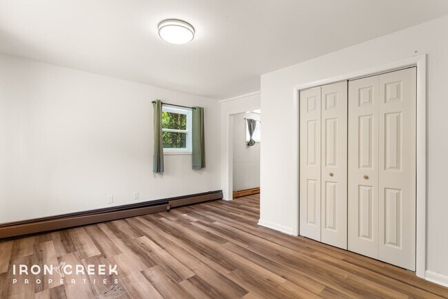 Building Photo - Spacious West Asheville Home with Dual Kit...