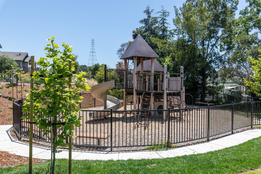 Building Photo - Serenity at Larkspur