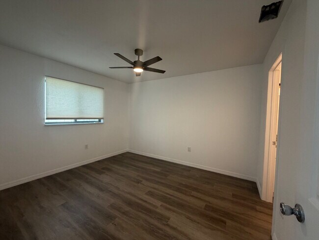 Building Photo - "Charming 2-Bed, 2-Bath Condo Retreat in Punta Gorda's Prime Location - 950 Sq Ft of Comfort!"