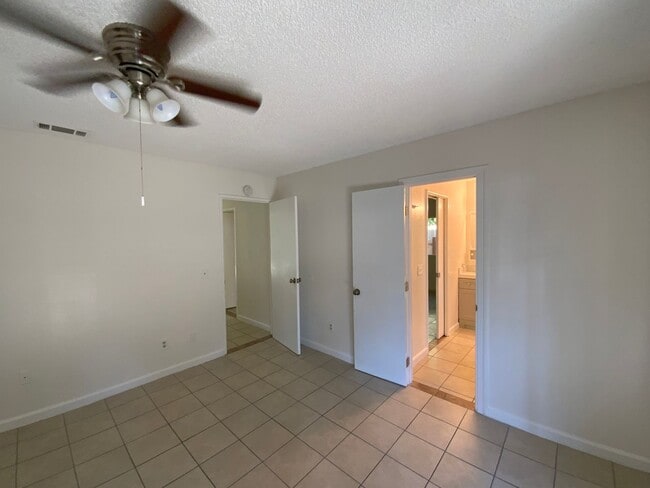 Building Photo - 3bd/2ba Duplex! - Hemet, CA