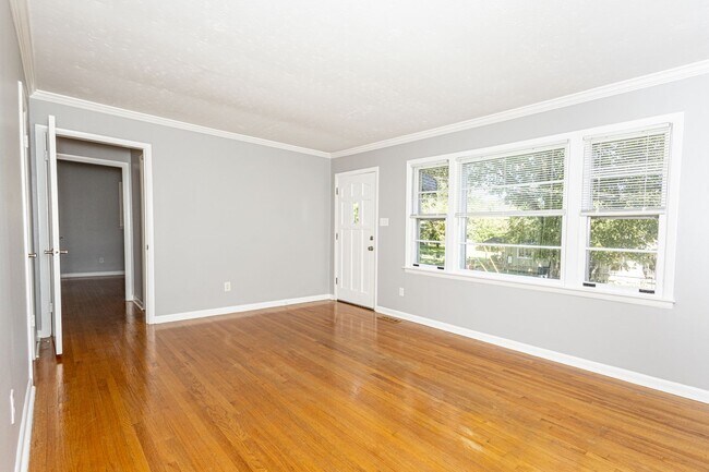Building Photo - Charming 2-Bed, 1-Bath House in Prime Sout...