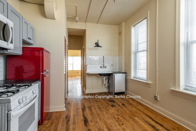 Building Photo - 934 W 19th St