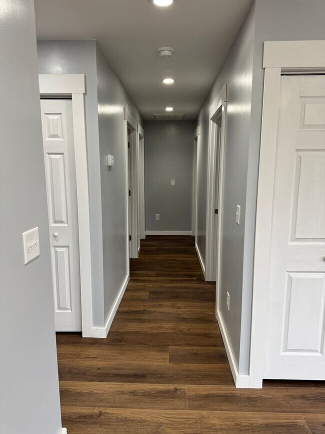 Building Photo - 913 E Myrtle Ave