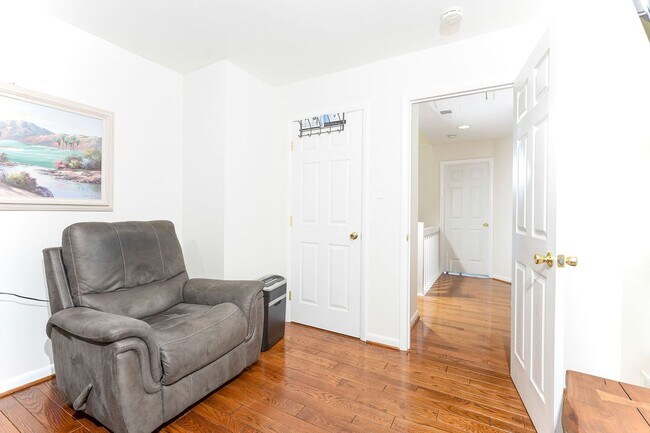 Building Photo - Stunning 4 Bedroom 3 and a Half Bath Bethe...