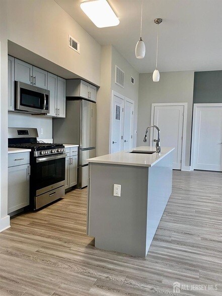 Building Photo - 22 Center St