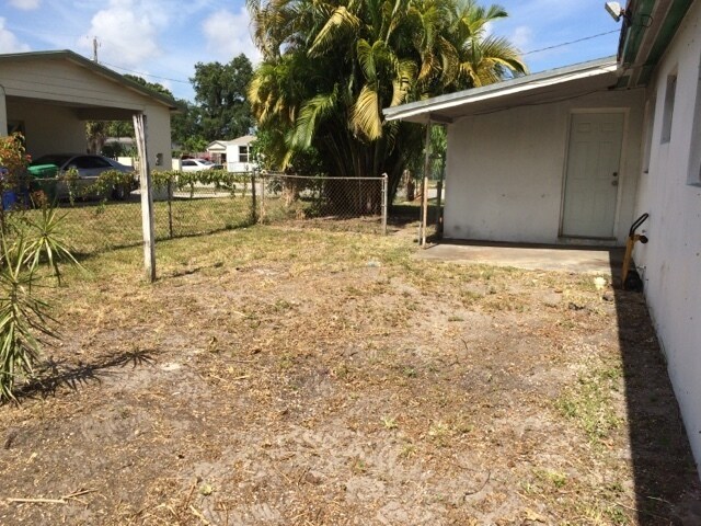 Building Photo - Large 6-2 house with new central air