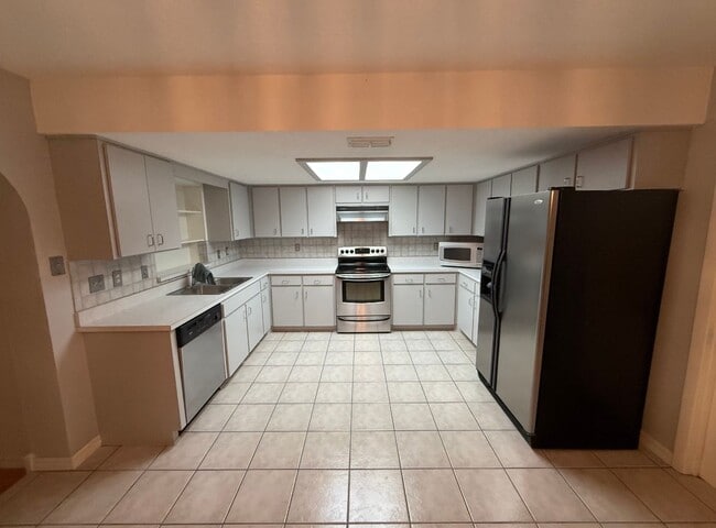 Building Photo - Charming 3/2- Heart of Zephyrhills
