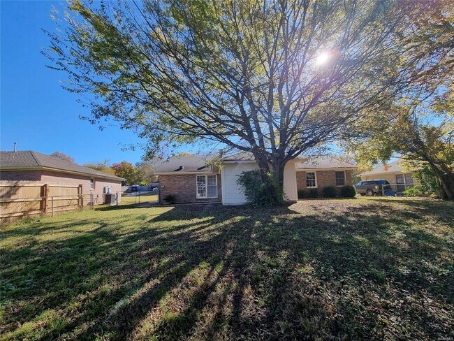 Building Photo - 2044 Edinburgh Dr
