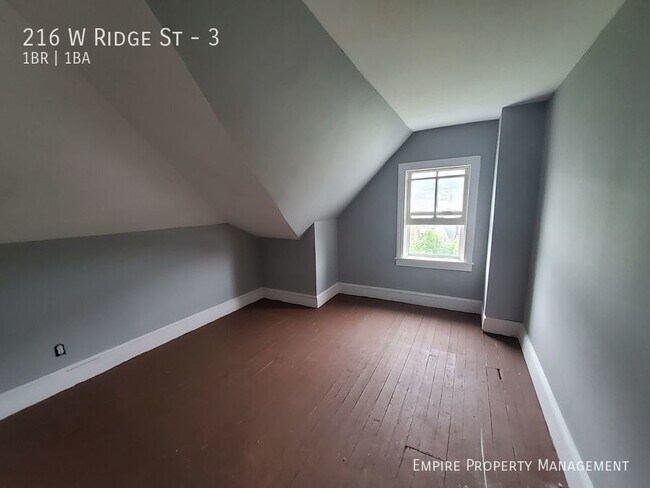 Building Photo - Available Now- 1 bedroom, 1 bathroom in La...