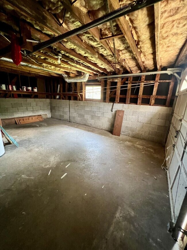 Building Photo - Charming 3-Bed, 2-Bath Spacious Home in Ch...