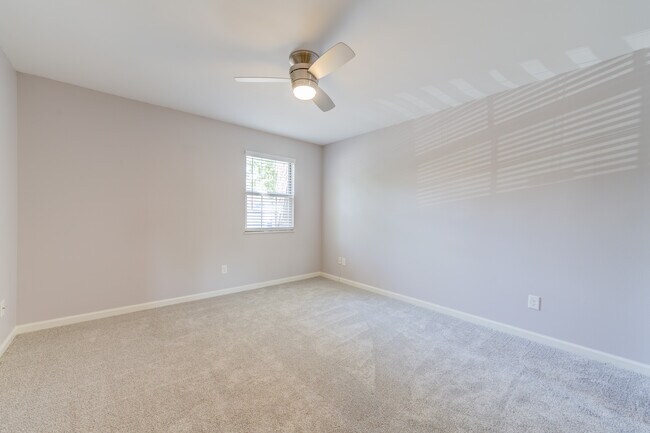 Building Photo - 1547 E Swan Cir