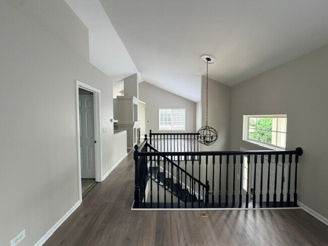 Building Photo - Beautiful and cozy home with 3 bedrooms and 2 full bathrooms and finished basement