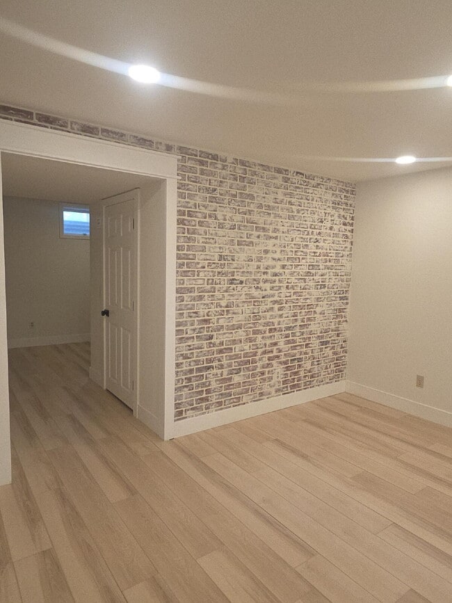 Building Photo - Spacious home in country setting, yet clos...