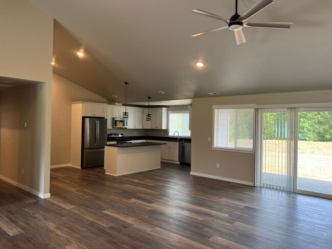 Building Photo - Country quiet, brand new house