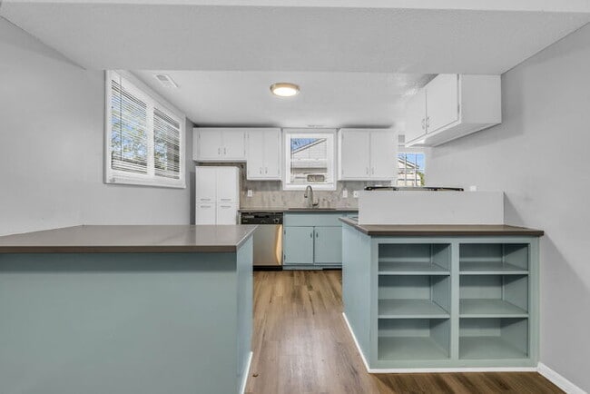 Building Photo - 4 bed, 2 bath, updated interior, AVAILABLE...