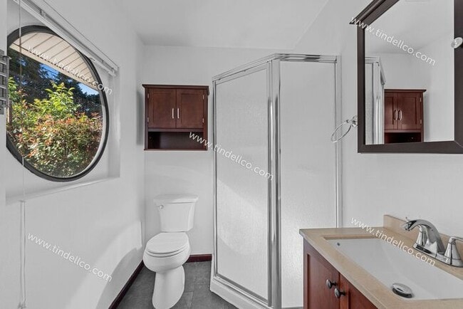 Building Photo - Charming 2-Bedroom + Bonus in University P...