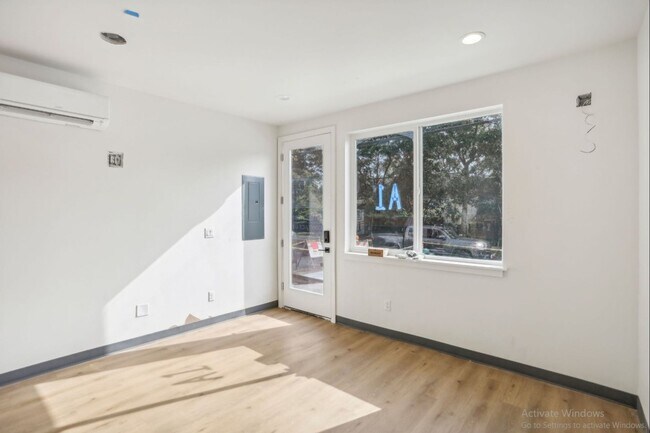 Building Photo - Spacious Townhome – Husky now leasing!