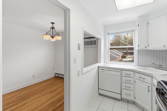 Building Photo - 83 Manor Dr