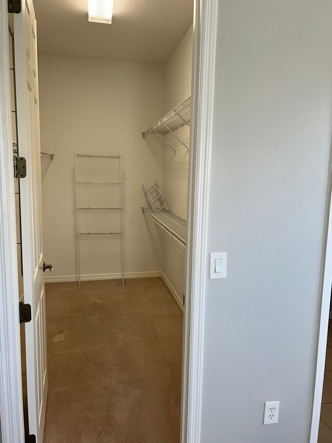 Building Photo - 3 Bedroom 2 Bath Single Family Home