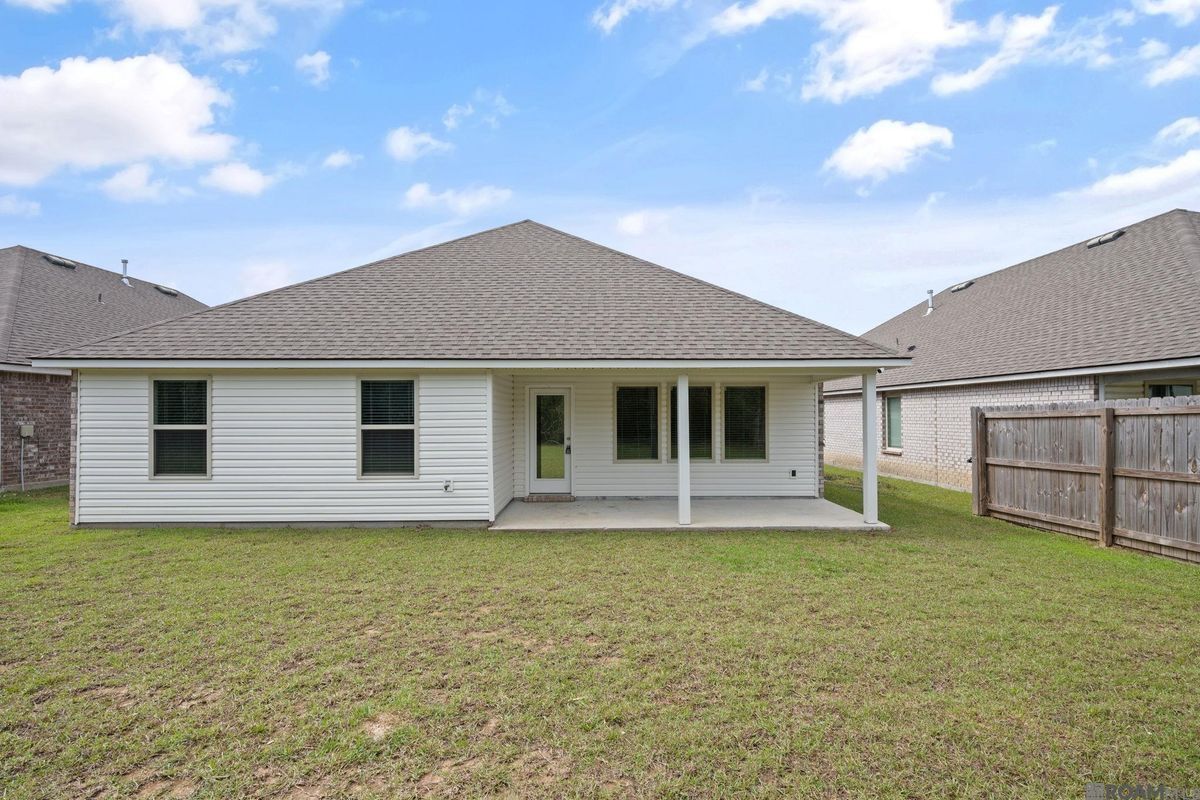 Building Photo - 15820 Loussier Dr