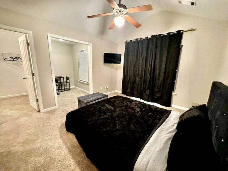 Building Photo - 2873 Ridgeview Dr SW