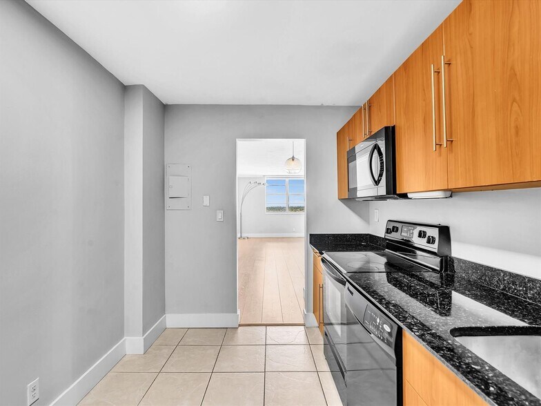 Building Photo - 3001 S Ocean Dr