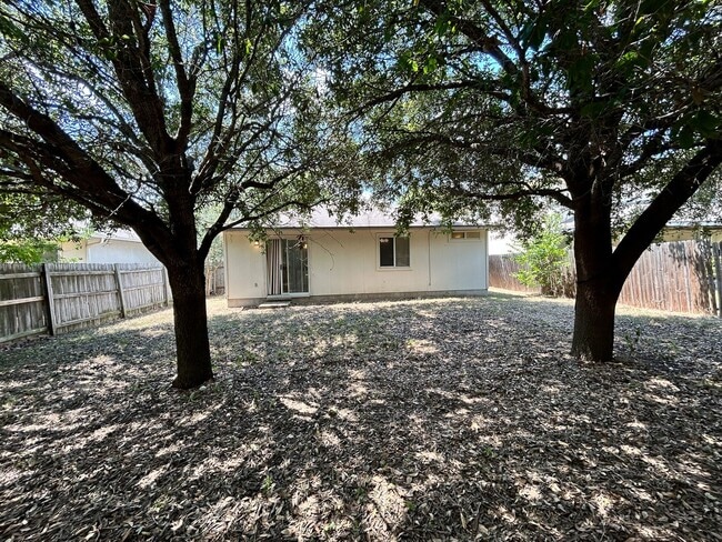 Building Photo - Cozy 3/2 in McKinney Park East